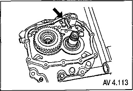 10. Установите шток/вилку 1-й и 2-й передач на корпус подшипников.