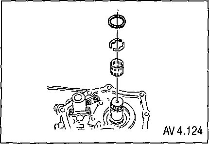 21. Установите блокирующее кольцо синхронизатора на ведомую шестерню 5-й передачи коренного вала.