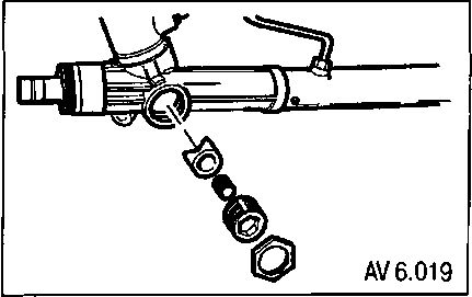 6. Извлеките стопорное кольцо из картера рулевого механизма.