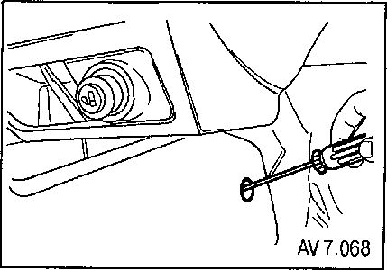 9. Поднимите крышку консоли, получая доступ к рычагу привода стояночного тормоза и регулировочной гайке.